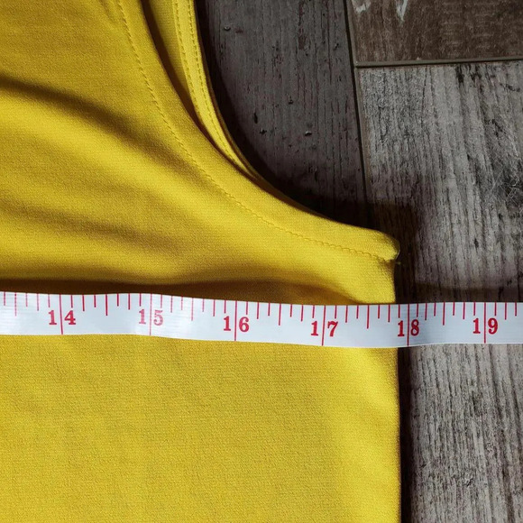 NWT Carmen Marc Valvo Sleeveless Front-Zip Top Yellow Size Medium - Picture 11 of 15